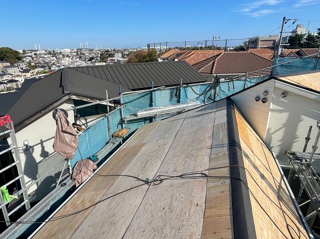 スレート屋根から横暖ルーフを使った屋根カバー工事を行いました！川口市屋根カバー工事　横暖ルーフαｓ　ニチハ　センタールーフ　スレートボロボロ　ガルバリウム鋼板　